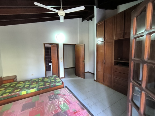 Casa Quinta Con 12 Departamentos En El Barrio Santa María: 19 Habitaciones Y 18 Baños