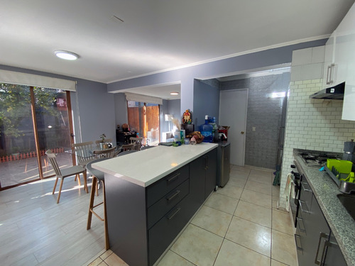 Casa En Ñuñoa De 3 Niveles Con Piscina, Jardín Y Quincho