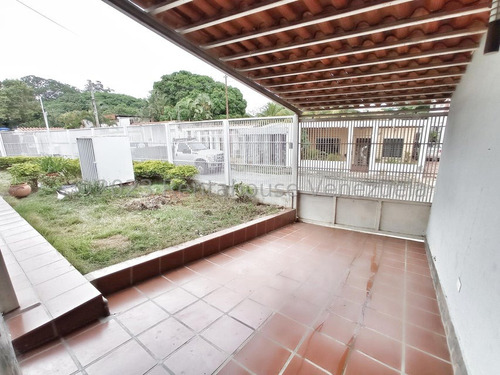  Jl/  Bella Casa En Venta.  Fundacion Mendoza Barquisimeto  Lara, Venezuela, Jose López / 4 Dormitorios  3 Baños  292 M² 