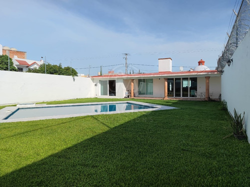 Casa En Venta En Fracc. Brisas De Cuautla De Un Nivel Con Alberca.