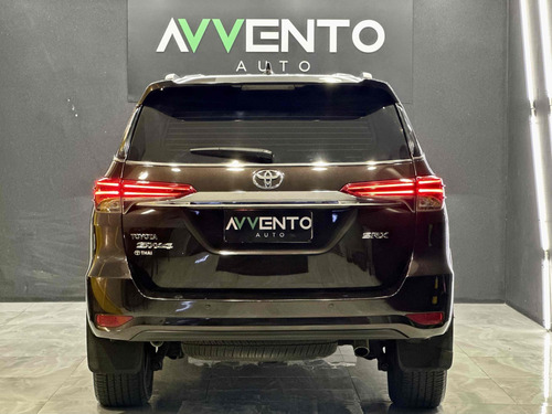 Toyota Hilux SW4 2.8 SRX 4X4 7 LUGARES 16V TURBO INTERCOOLER DIESEL 4P AUTOMÁTICO
