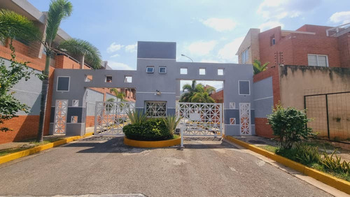 Town House En Altos De Guataparo Conjunto Vistalago. Minerva K