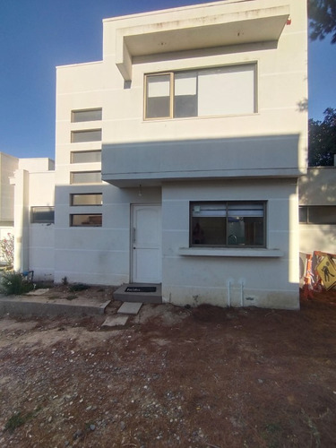 Venta Excelente Casa Con Amplio Patio 3d/3b/3 E.
