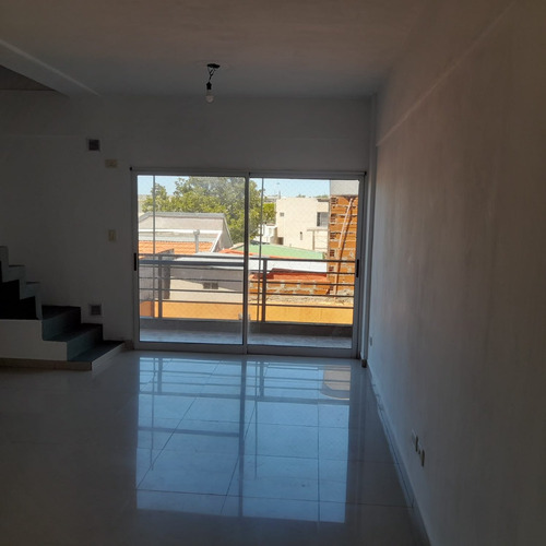 Alquiler Departamento En Dúplex, 3 Ambientes Con Balcón Y Cochera, Muy Luminoso, Berazategui Centro, Excelente Ubicación.