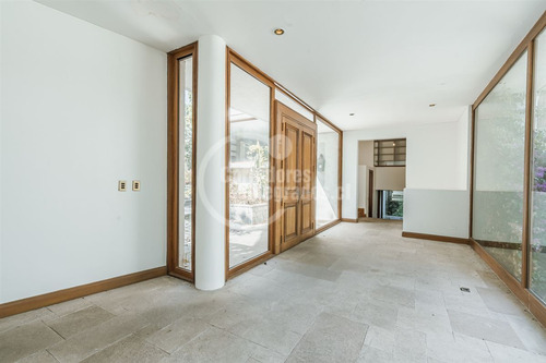 Casa En Venta De 6 Dorm. En Lo Barnechea