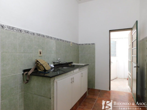 Imagen 9 de 11 de Casa De 2 Dormitorios Con Entrada Para Autos