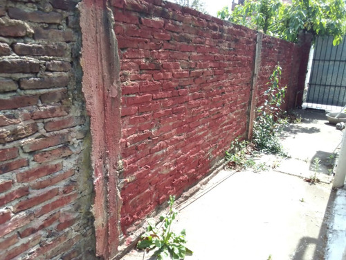 Casa Con Garaje Descubierto, Amplio Frente, Fondo Con Árboles Frutales Y Quincho