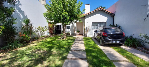 Casa Con Dos Dormitorios En Adrogue, Con Quincho Y Jardín.