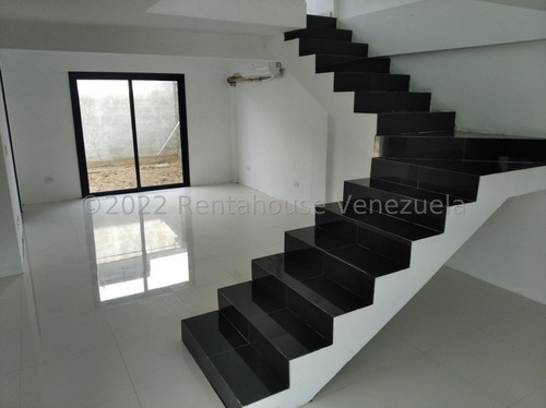 José Trivero Vende Hermosa Casa Duplex Ubicada En Cabudare
