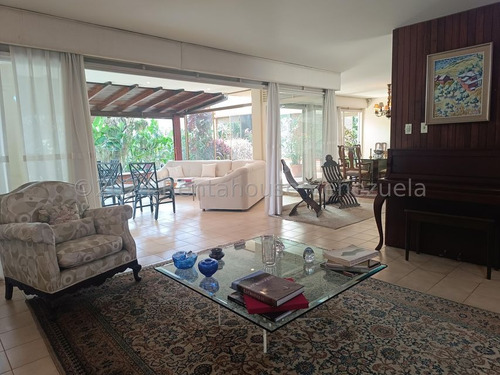 Imponente Casa Con Luz Natural Y Ventilacion En Venta En Chuao Yf