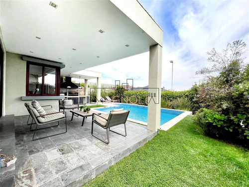 Casa En Venta De 5 Dorm. En Las Condes