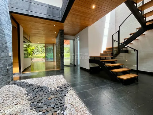 Casa En Venta En Tres Esquinas. Cod V776083