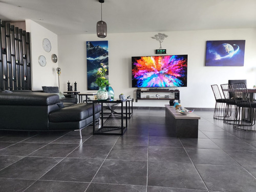Casa En Venta Con Espacios Amplios (trato Directo)
