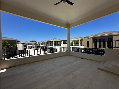 Renta De Residencia En Yucatán Country Club, A Estrenar