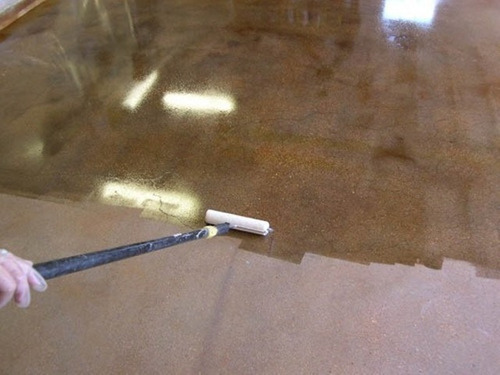 Imagen 3 de 6 de Poliuretano Base Agua Rustoleum Concretos Y Maderas 3.785 Lt