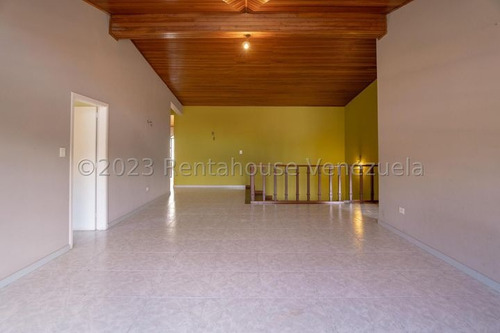 Casa En Venta Con Amplias Áreas Verdes Con Piscina Colinas De Carrizal, Carrizal Altos Mirandinos