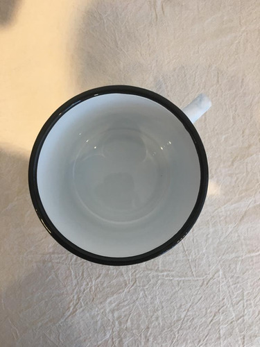 Imagen 3 de 4 de Jarro Enlozado Con Asa Blanco Con Borde Negro La Cuisine