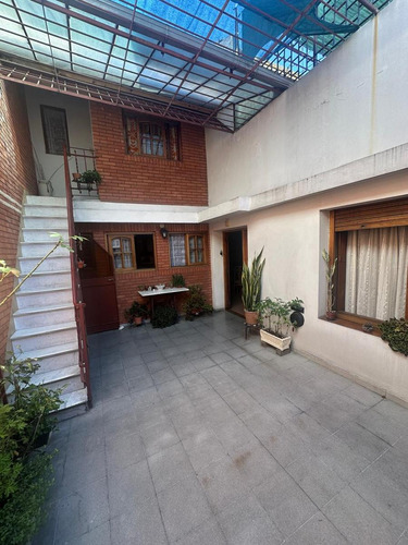 Casa Con Garage Sobre Avenida En Venta!!!
