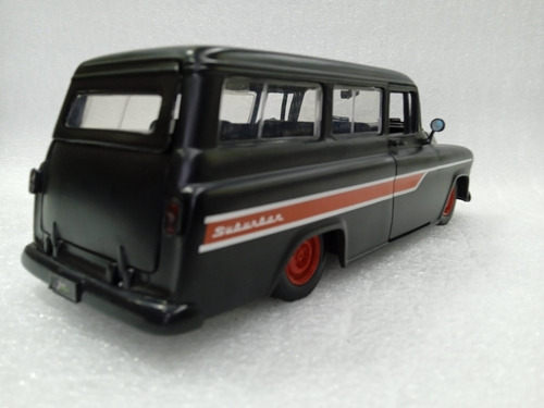 Imagen 3 de 8 de Chevrolet Suburban 1957 Escala 1:24 Jada Die Cast. 21cms.
