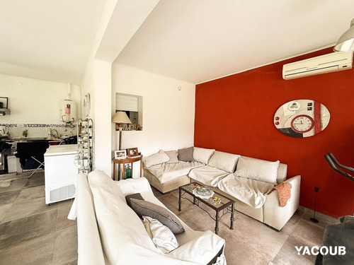 Casa En Venta - 3 Dormitorios 3 Baños - 2.100mts2 - Villa Elisa