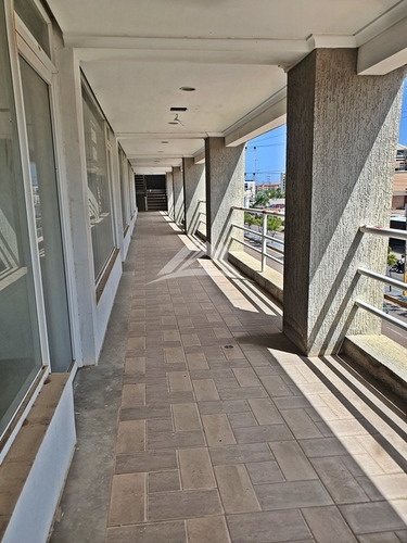 Imagen 13 de 16 de Edificio, Centro Comercial Emanuel, Nueva Barcelona