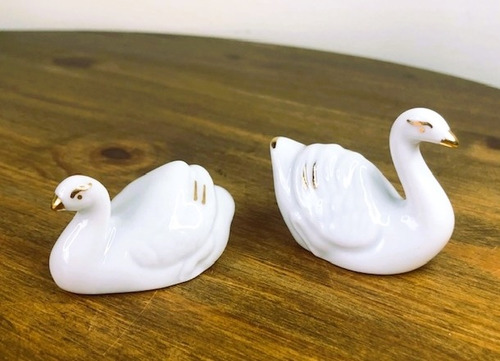 Imagem 4 de 6 de Lembrancinha Casal Mini Cisne De Porcelana Ouro 5,5cm