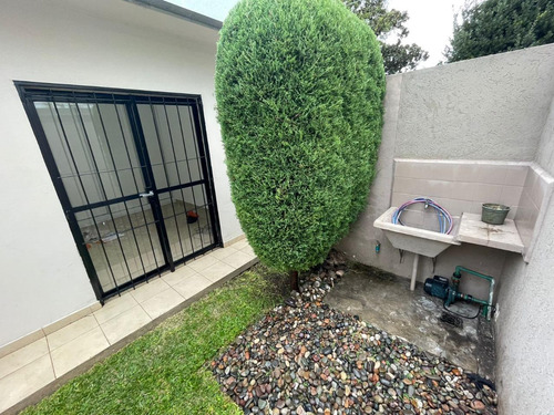 Casa En Venta - 2 Dormitorios 1 Baño - Cochera - 99mts2 - Adrogué