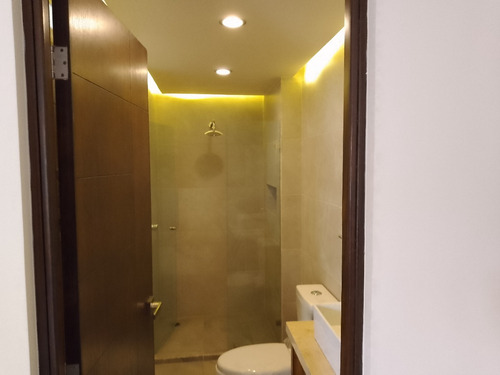 Renta Exclusivo Departamento, Amplio, Cómodo, Bien Ubicado Y De Lujo, Con Terraza, 3 Recámaras Con Closet Y Baño Cada Una, Solo 3 Unidades, Tercer Nivel Premium, Renta Ejecutiva, Cocina Integral.