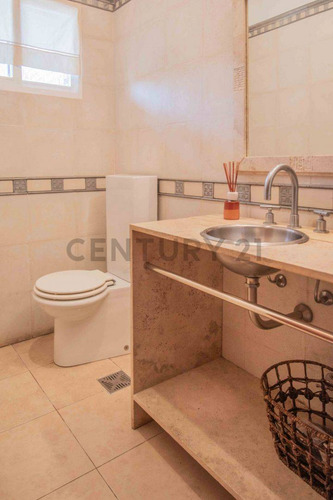 Venta De Casa Con Amarra ´propia Y Salida Al Río En El Barrio Santa María De Tigre, Tigre