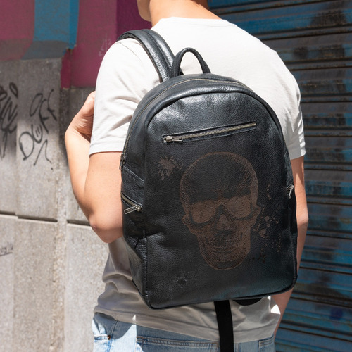 Backpack Skull Urbana 100% Cuero Con Grabado Frontal A Laser Negro Cuero