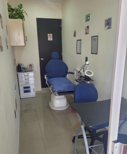 Local Con 4 Cabinas Y Un Baño 42m2