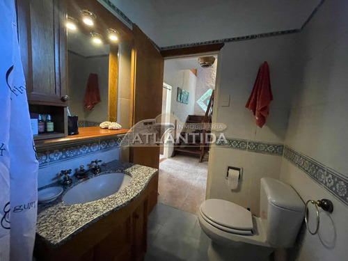 Hermosa Y Grande Casa A La Venta, Ubicada En Pinares Atlántida, 5 Dormitorios, 3 Baños, Frente Y Fondo. Inm Atlántida.