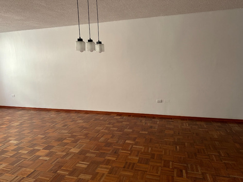 Amplio Departamento De 145 M2 Ofrece El Equilibrio Perfecto Entre Espacio, Ubicación Y Estilo Clásico.