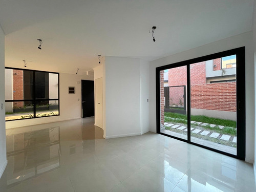 Imagen 6 de 13 de Venta Castelar Duplex 4 Ambientes Complejo Con Pileta