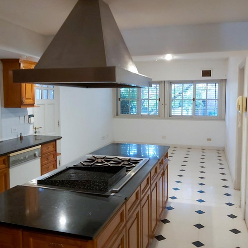 Venta Casa De Estilo 7 Amb En Zona Residencial De Martinez