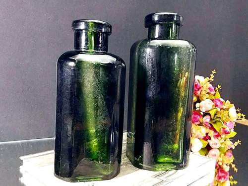 Par De Garrafas/ Vasos Decorativas Em Vidro Verde