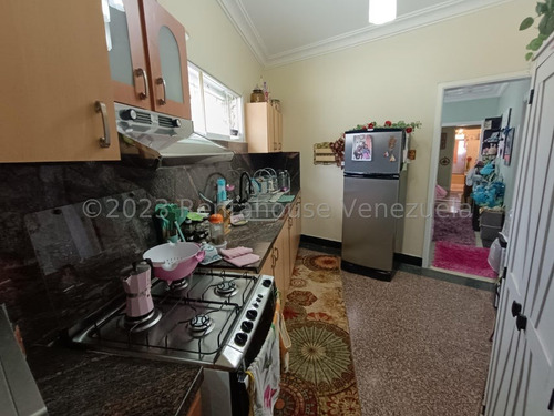 San Bernardino !! Amplia Y Hermosa Casa Totalmente Remodelada, Dividida En 3 Ambientes Independientes, 434 M2 Terreno, 555 M2 Const., 9 Hab., 8 Baños, 7 Pe, 3 Cocinas. Calle Cerrada Vigilancia 24/7 !!