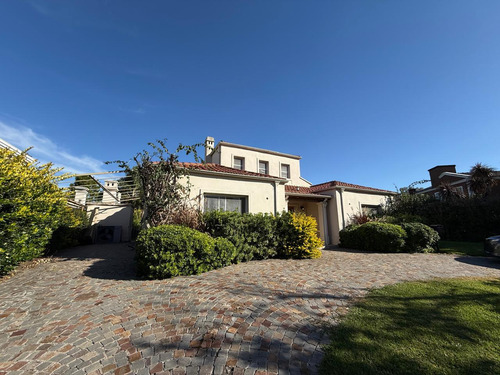Casa En Venta 3 Dormitorios Barrio Los Jazmines Pilar Del Este Apta Credito