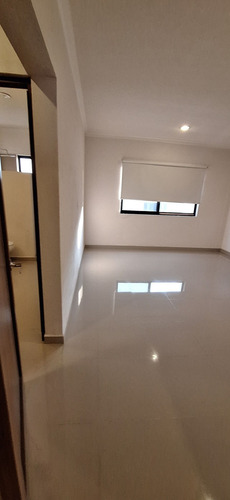 Hermosa Casa En El Refugio, 3 Recamaras, Roof, 4.5 Baños, Cuarto De Servicio