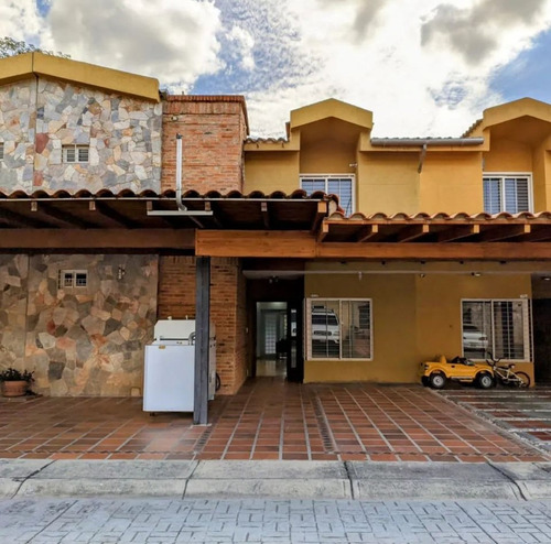 Imagen 1 de 10 de Yohandys Castillo Vende Town House En San Diego Country Clud