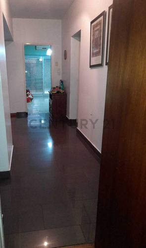 Casa En Venta Olivos - Roche - 6 Ambientes - Pileta - Parrilla - 2 Cocheras