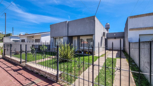 Casa 3 Ambientes Venta Lobos Con Jardin Y Quincho