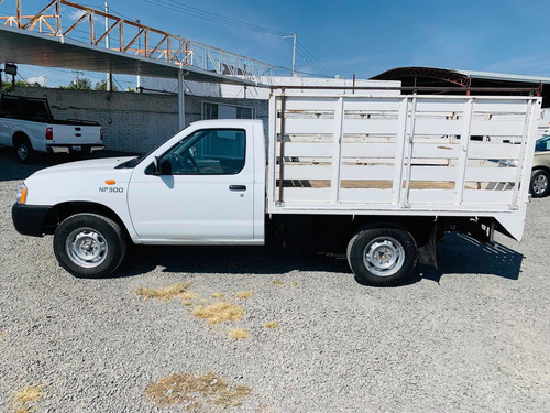 Imagen 4 de 15 de Nissan Np300 2013 2.4 Estacas Dh Mt
