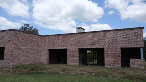 Quinta En Venta - 8 Dormitorios 5 Baños - Cocheras - 14.800mts2 - Salto