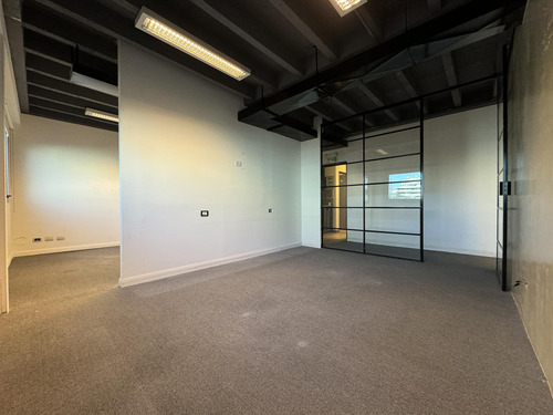 Alquiler: Oficina 3 Ambientes Con Cochera - Edificio Corporativo - Super Luminosa