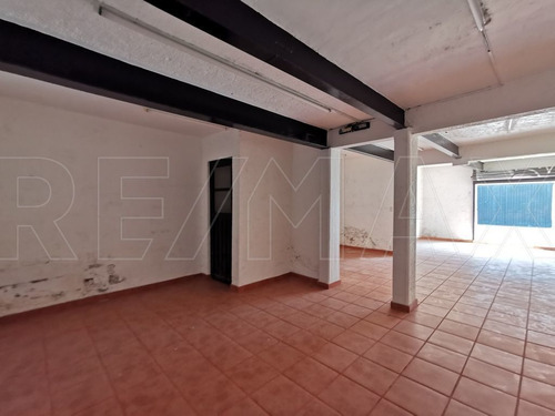 Casa En Esquina Con 430 M2 De Construcción.