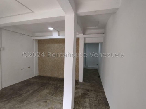 Karen García Alquila Local Comercial De 28 Mts2 A Pie De Calle Al Este De Barquisimeto, Con Un Espacio Ideal Para Establecer Un Negocio De Ventas O De Servicios, Alto Tráfico Vehicular Y Peatonal.