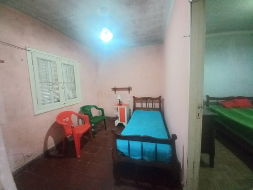 Casa 3 Ambientes Con Garaje Y Parque, A Reciclar Parcialmente, En Barrio Santa Monica