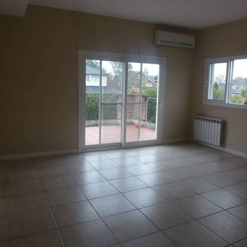 Pilar Del Este, Bªlos Jazmines, Casa En Venta, Excelente Ubicación Con Frente Al Parque Central, 5 Dormitorios