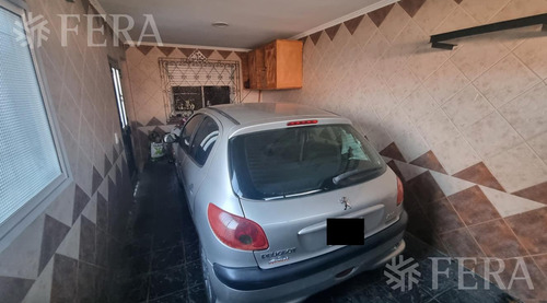 Venta De Casa De 4 Ambientes Con Cochera Y Fondo Libre En Wilde
